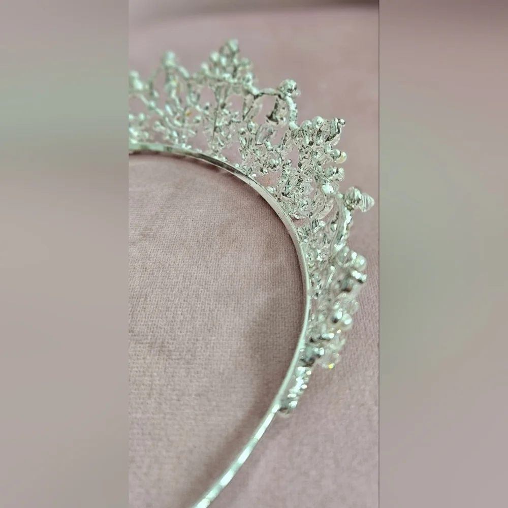 🌟Vintage Inspired Silver Sparkly Tiara with Crystals And Pearls🌟